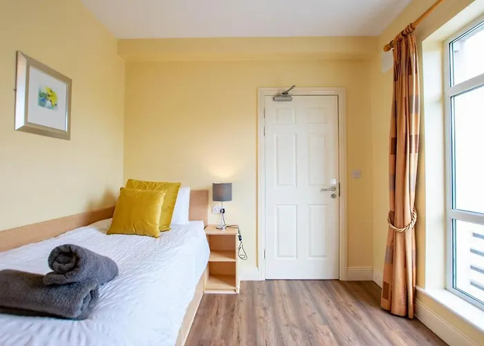 133 - Large Duplex House By Shortstays Дом отдыха