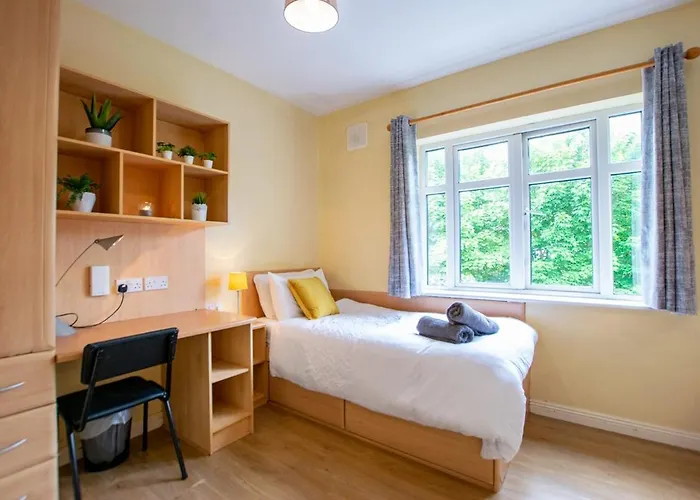 133 - Large Duplex House By Shortstays *